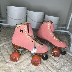 Moxi Skates - Fashionable Womens Roller Skates / SIZE 6